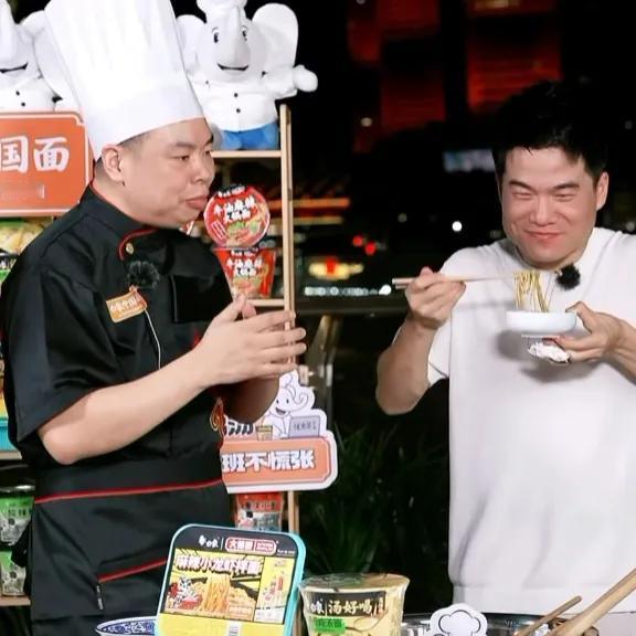 太难了！

你知道董宇辉为了吃这碗小龙虾拌面，

答了多少题吗？

简直就像参加