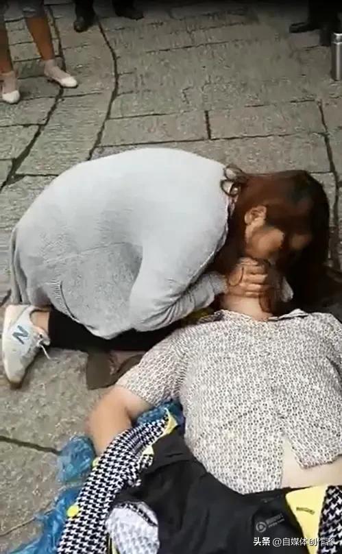 生死4分钟！女儿凭一招救回晕厥父亲，这些急救知识每个人都要会
 
浙江海宁一位6