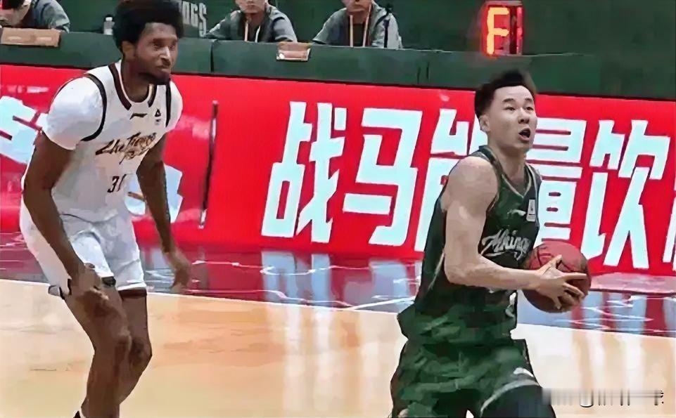 南京天才后卫郭昊文真是太欺负人了！在今晚南京对阵浙江的第二节比赛中，郭昊文突然加