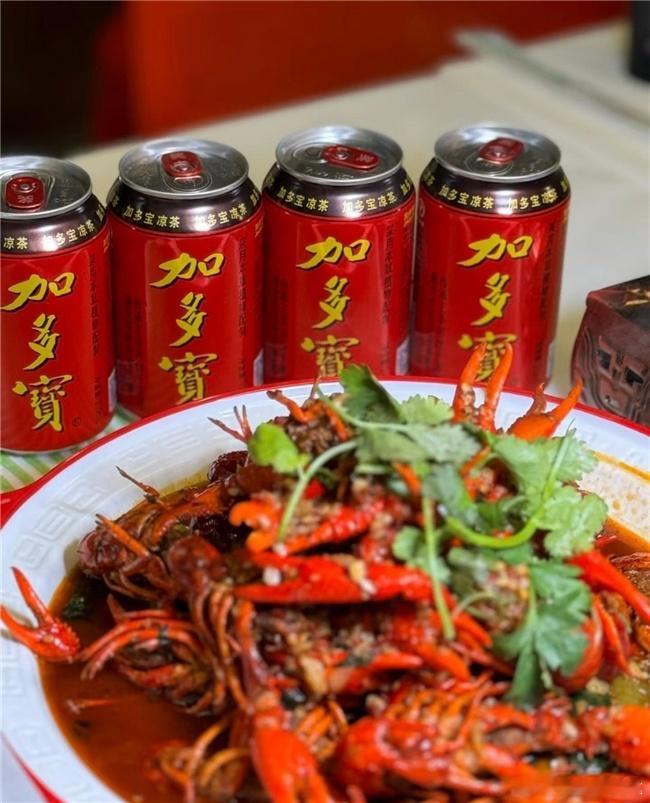 周末聚餐怎么可能少得了小龙虾！朋友这次还备好了加多宝。虾肉辣得入味，辣得我冒汗了