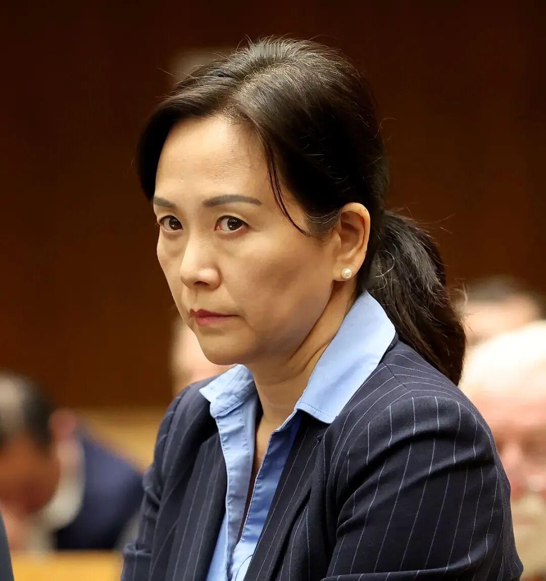 美国一华裔教育官员私人定制标书，吃回扣 300 万美金。这名女华裔叫彭虹，是洛杉