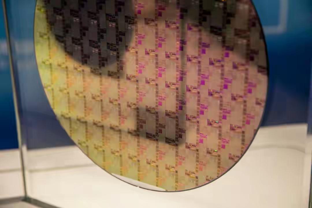 海外氦气供应短缺，进而影响半导体制造。

这类新闻最容易被写成一句话：

又被“