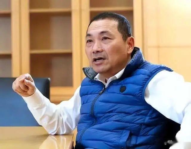 侯友宜的民调不断下滑，而且负面新闻不断，而且侯友宜没有丝毫的办法。应该说作为候选
