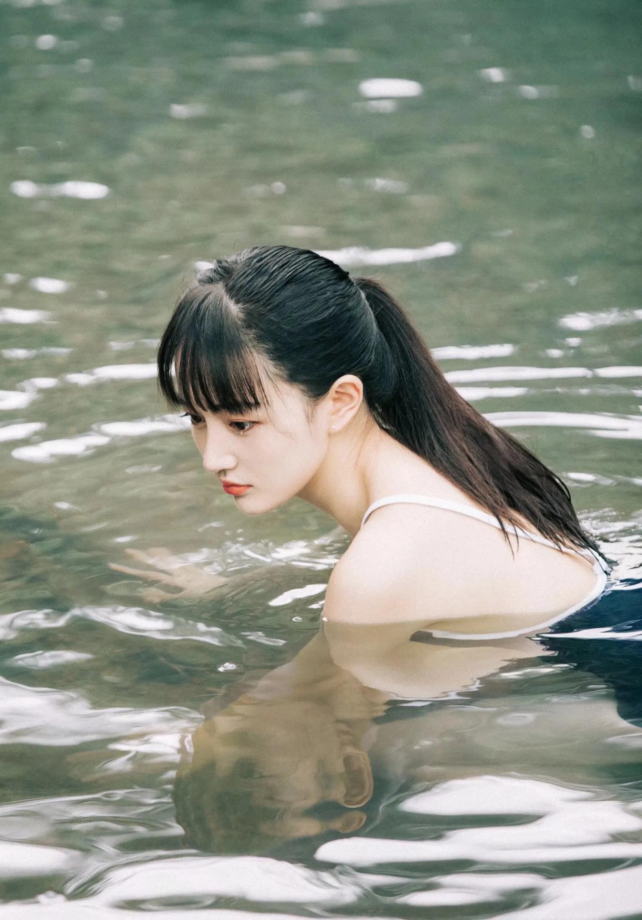 水莲花般的女子，在水中翩翩起舞。