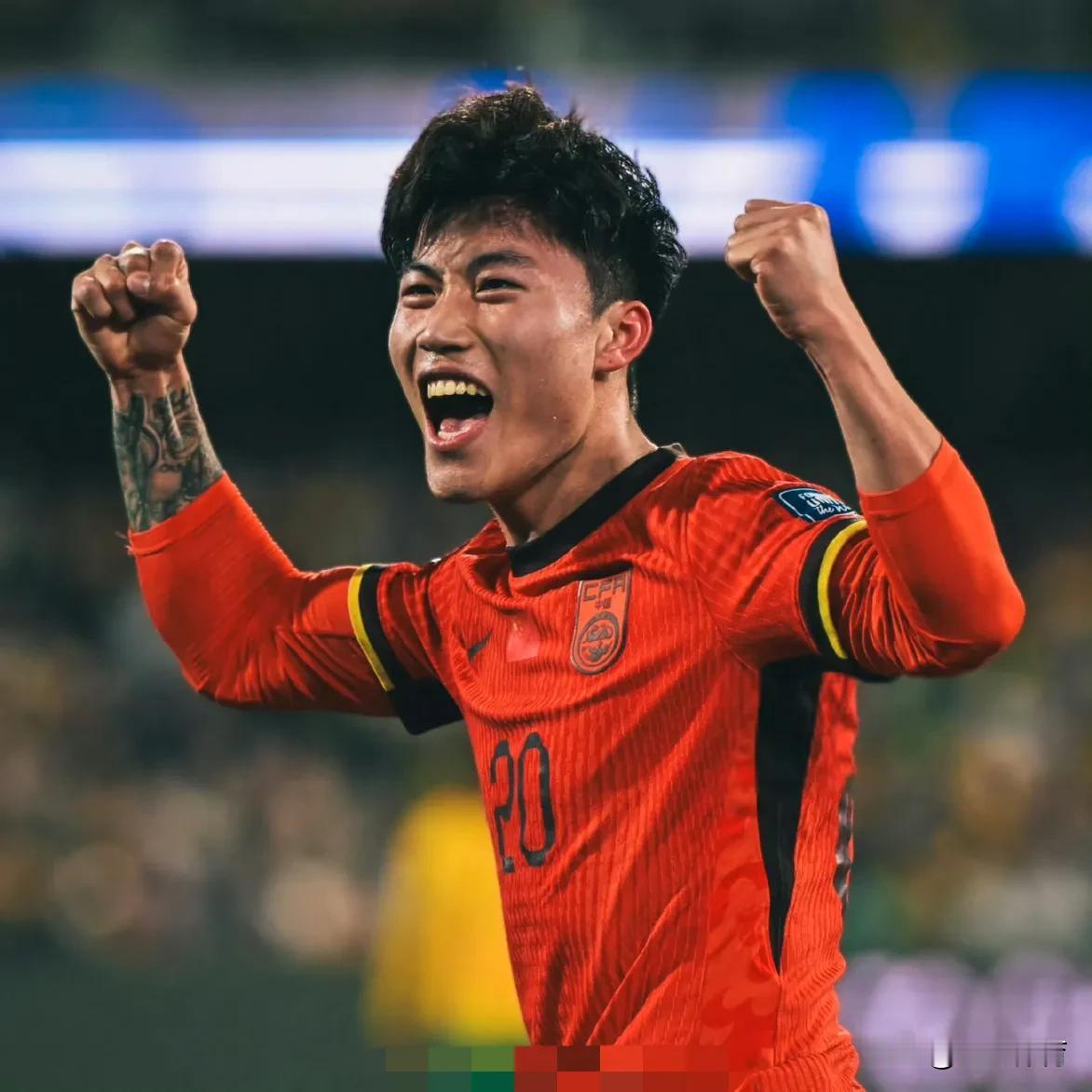 国足1-3憾负澳大利亚，这三位球员让我印象尤为深刻！
1. **谢文能**——山