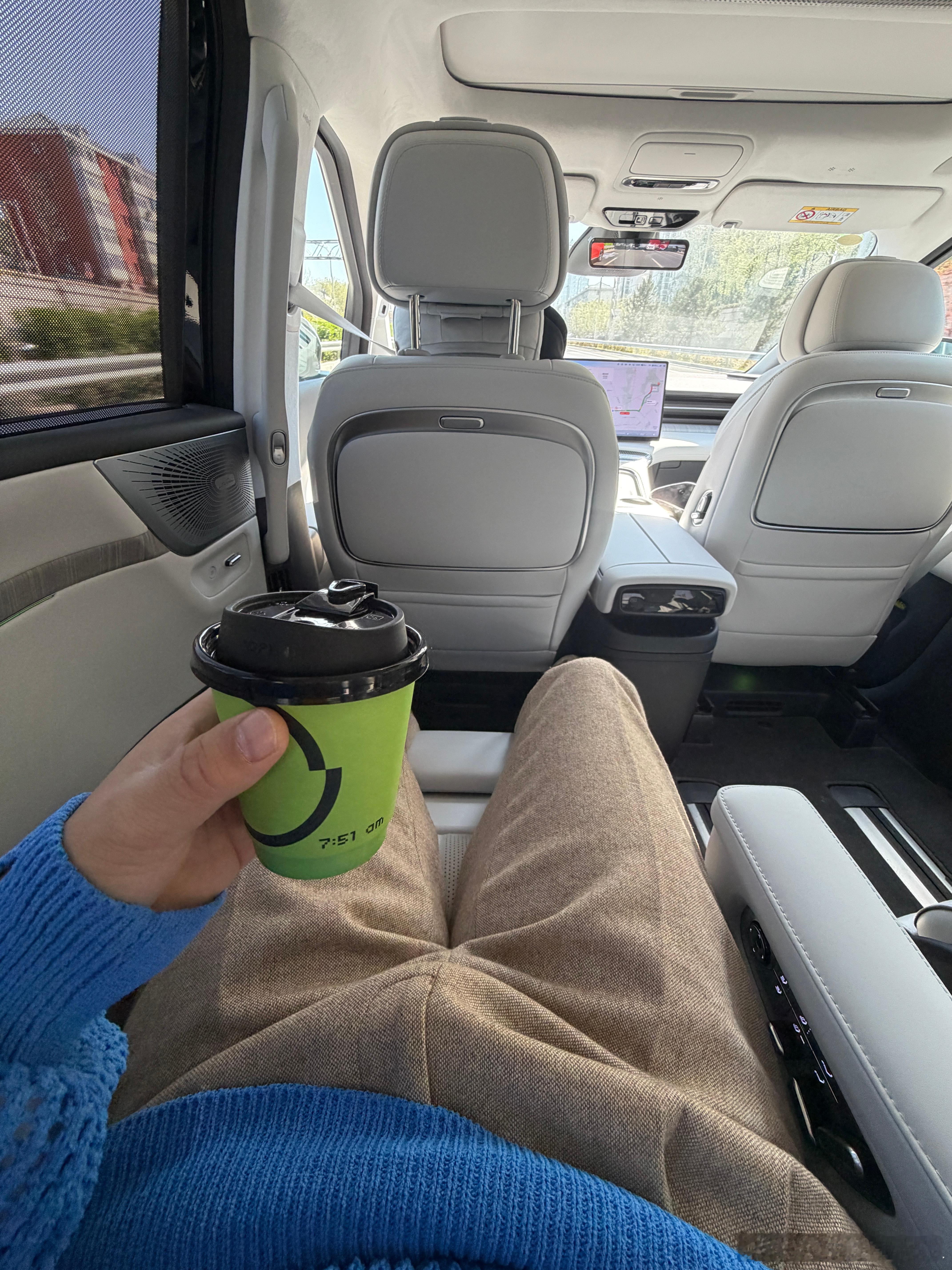 MPV第二排放咖啡或其他杯子的便利性很重要，更高级的车型小桌板最好是设置在座椅上