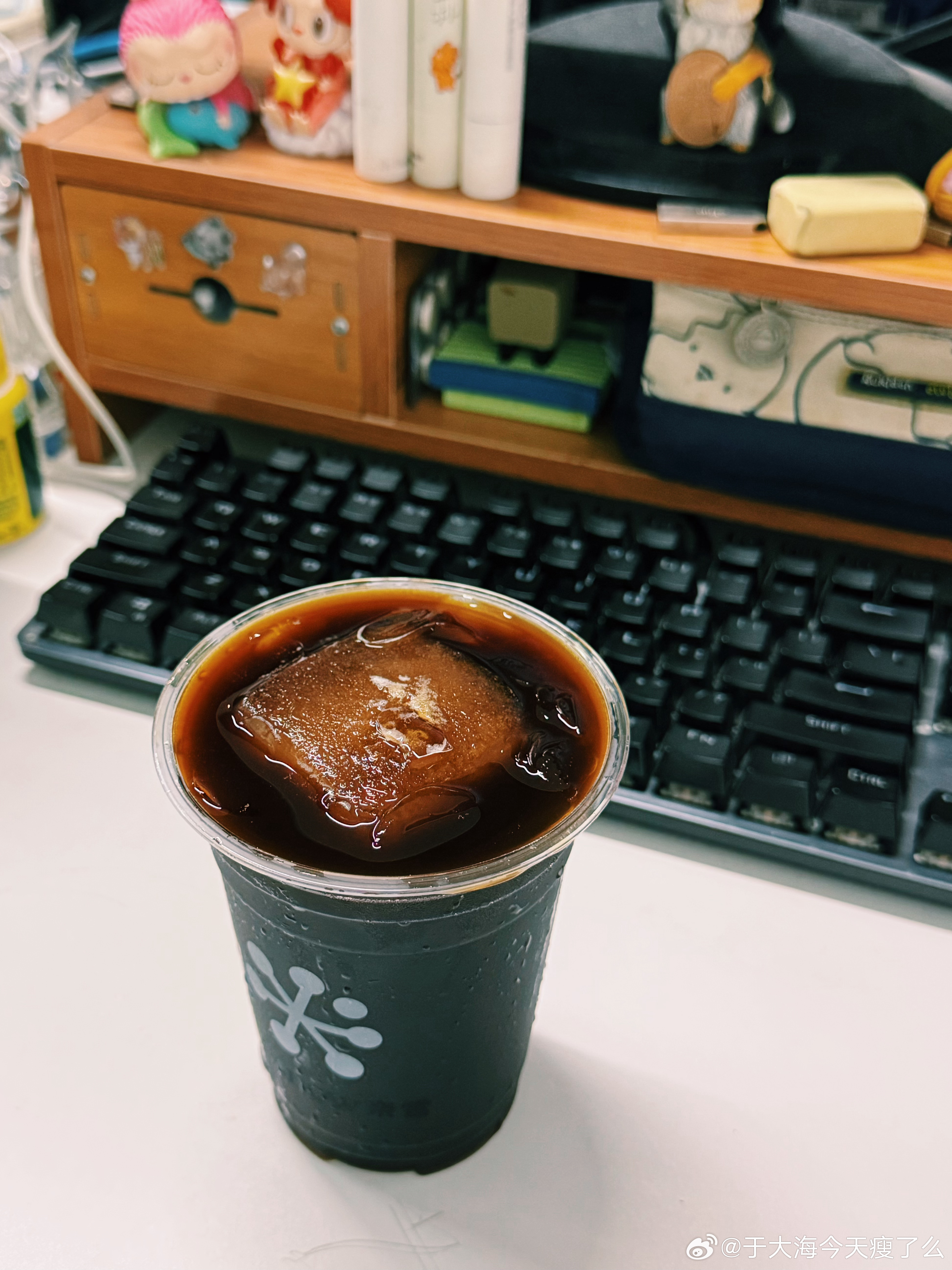 咖啡博主又来啦！最近超爱奈雪的「大冰砖美式」超大一块咖啡冰砖 代替传统冰块这杯冰