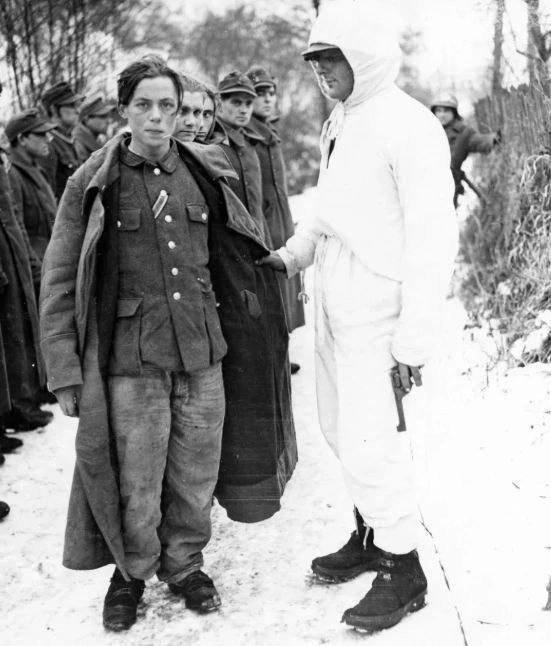 1945 年 1 月，刺骨寒冬里，这群年轻的德国战俘眼神里只剩冰冷与绝望。照片拍