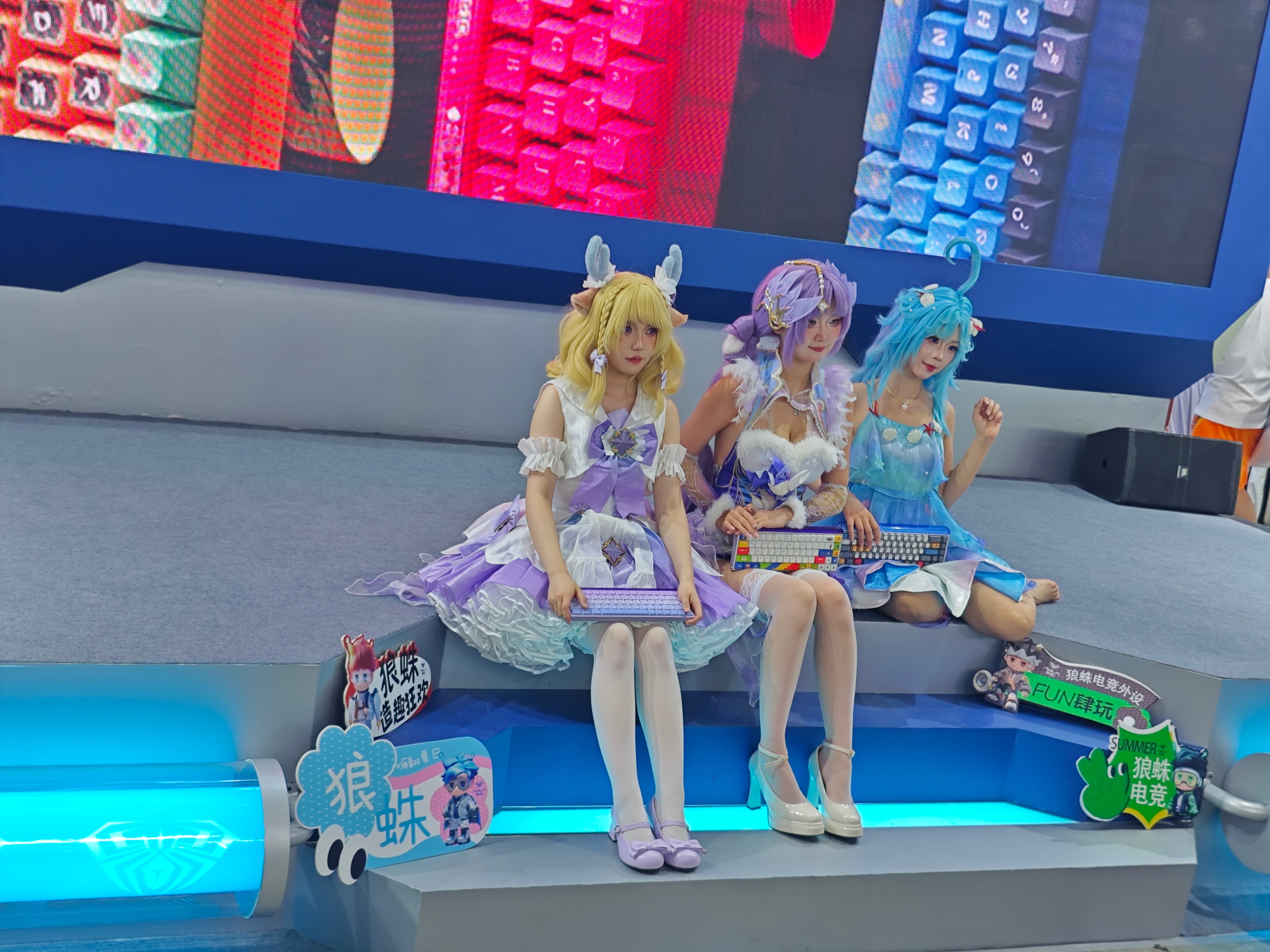 #这届CJ漫展的coser堪称搞抽象的神##上海CJ休息区变成了coser食堂#