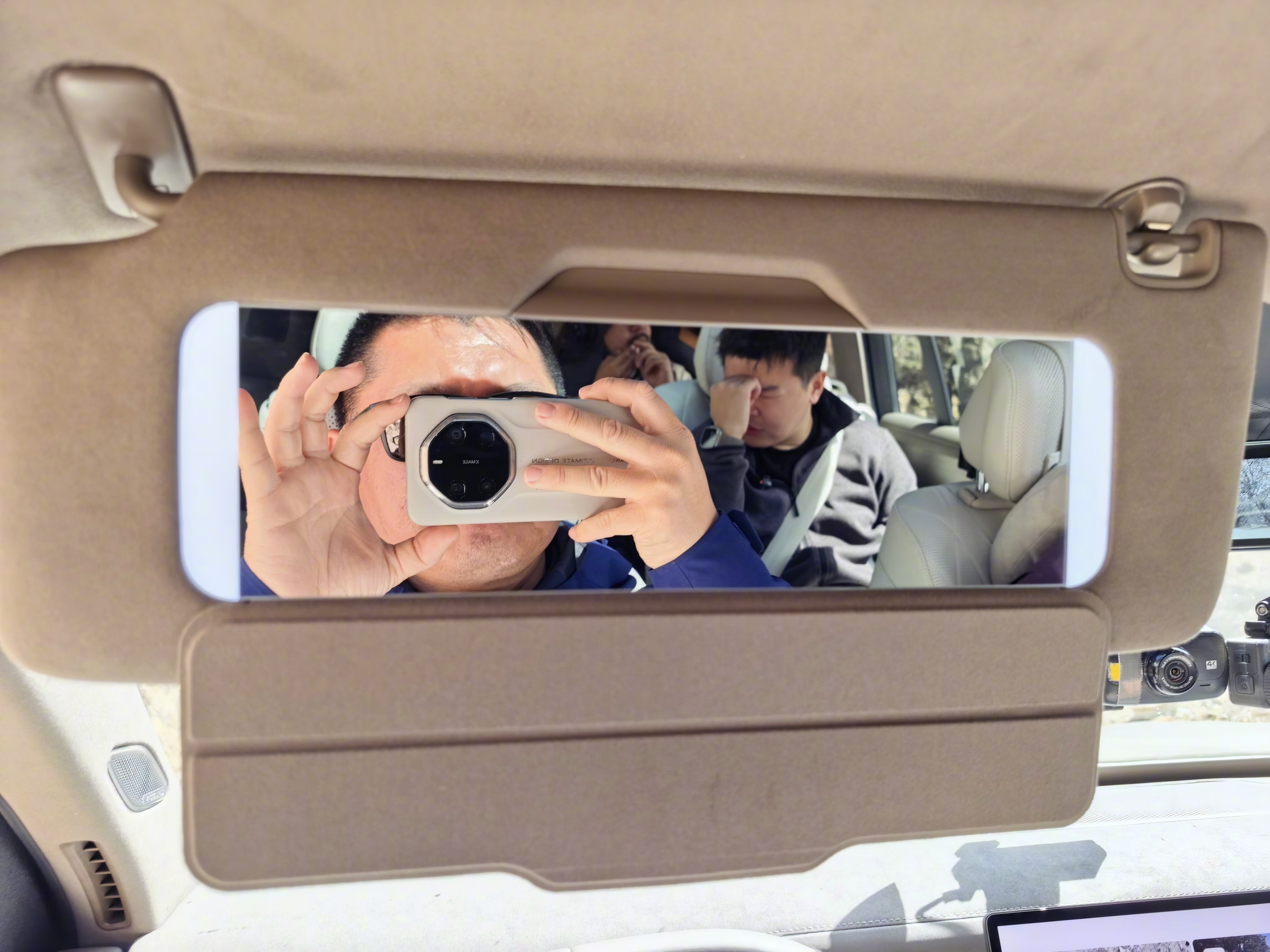 要论遮阳板化妆镜大小，大众9X这增程SUV应该是面积占比最大的了，好评。大就是好