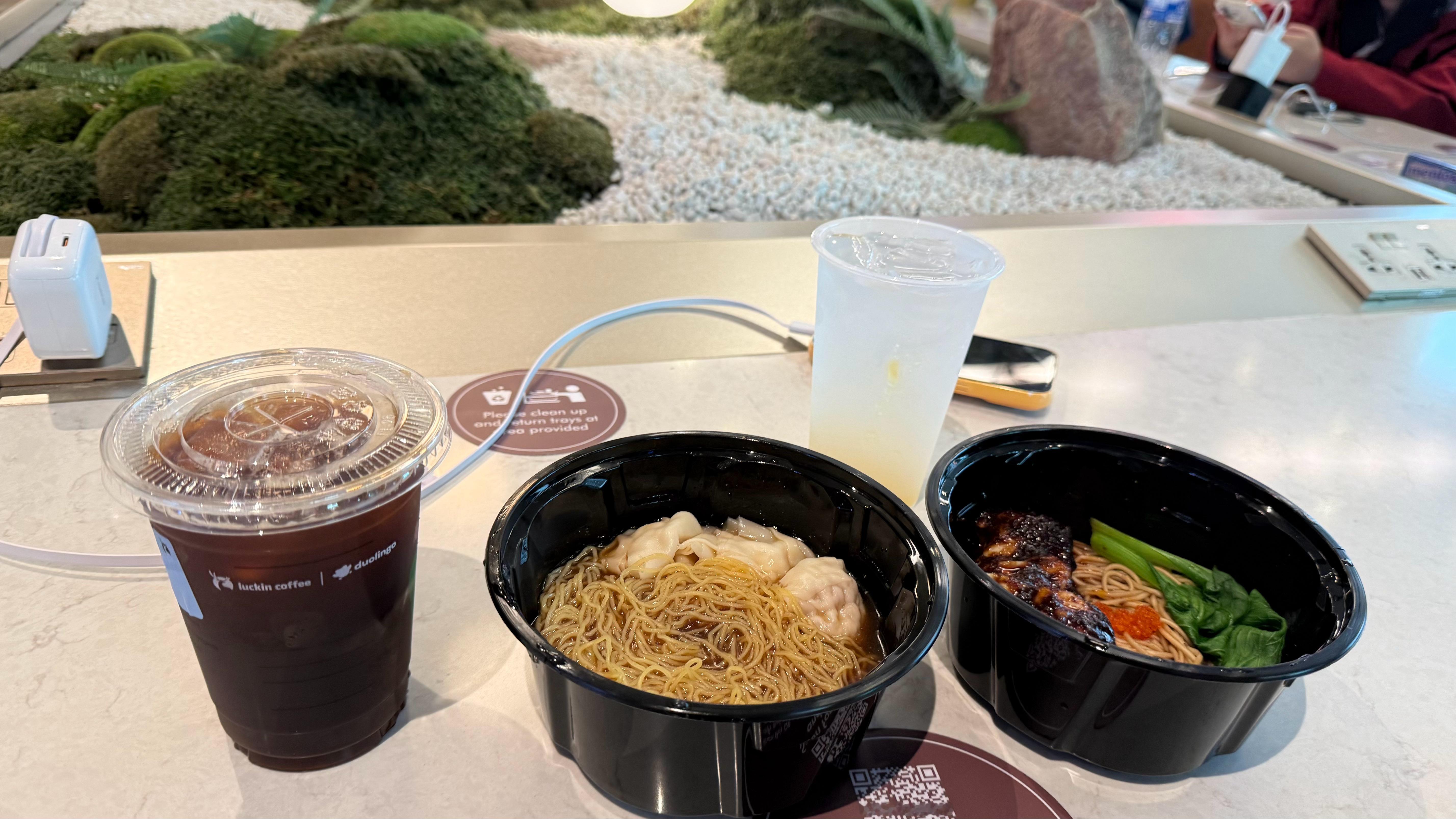 新加坡物价还可以，机场这一顿160左右，比马尔代夫便宜多了。 