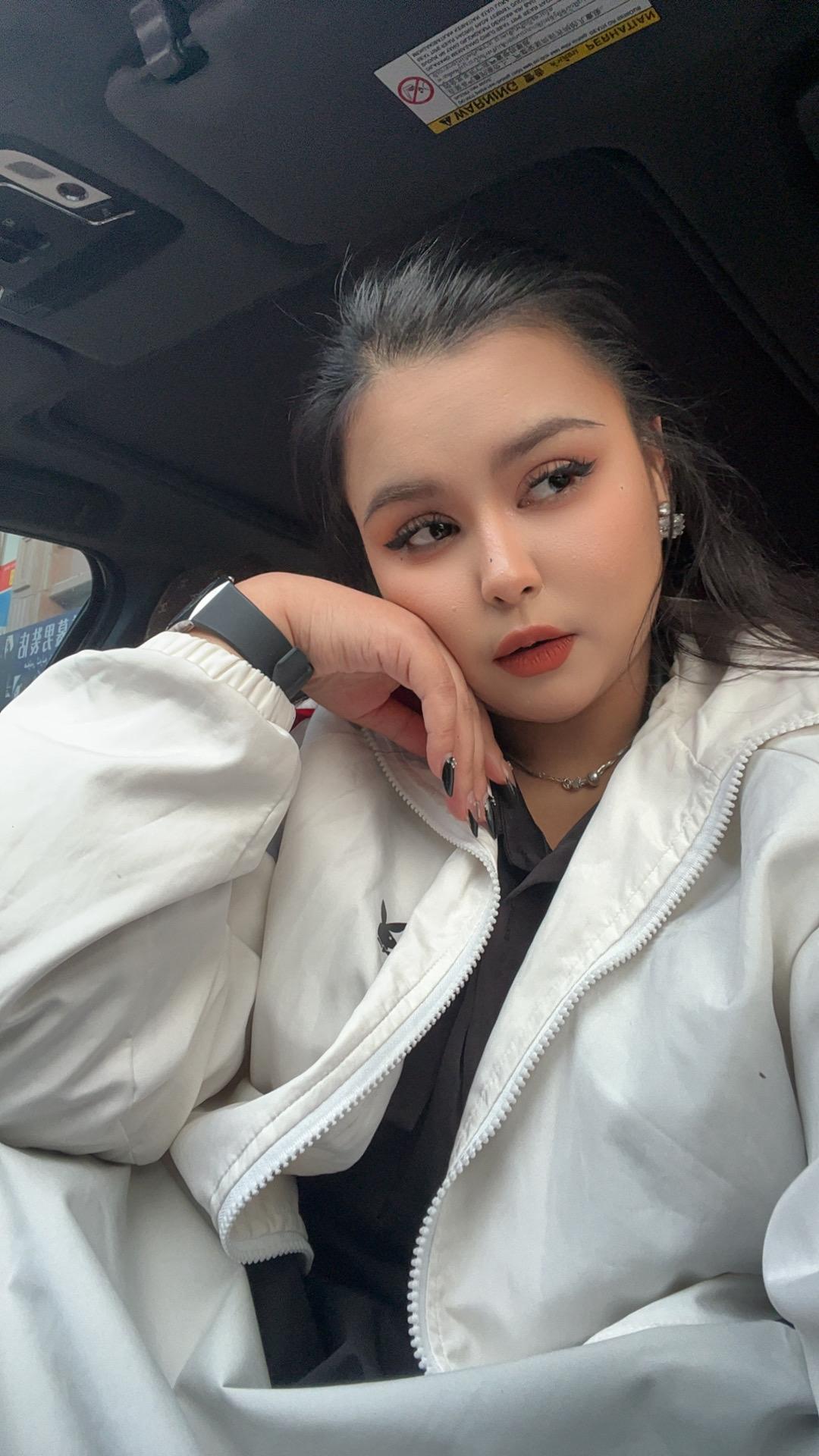 一个人走在街头