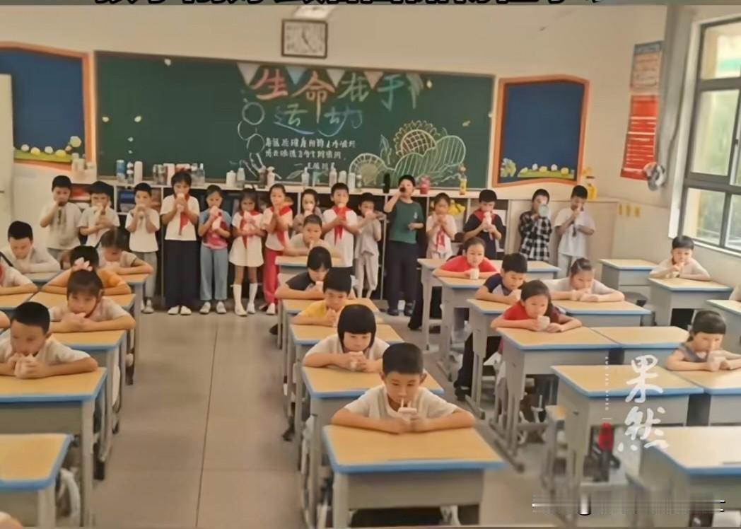 不定奶就后排罚站？

近日，武汉江夏区某小学一位家长在社交平台发布视频称，在学校