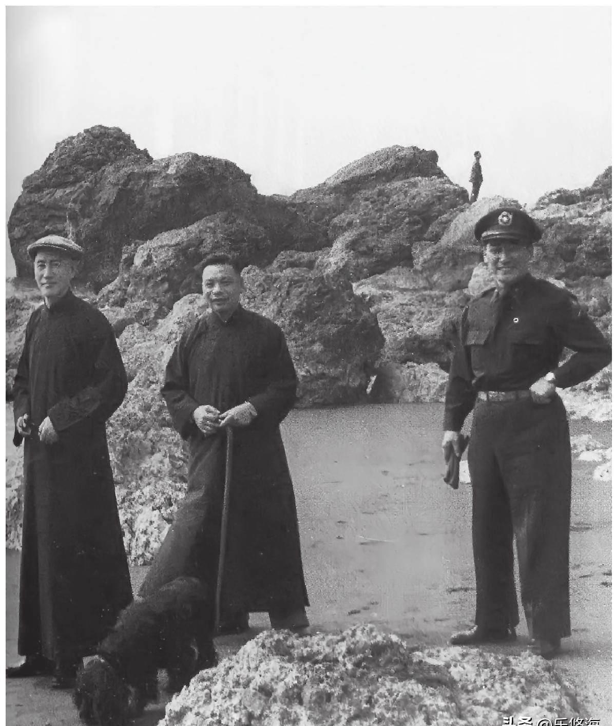 蒋介石晚年最爱看一张长17厘米的黑白老照片，那是他带两个儿子在台湾海滨拍的，三个