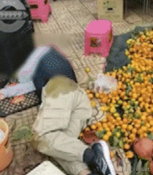 11月6日，一老人赶集市时突然在水果摊前晕倒，整个身子摔在了水果摊上，压坏了很多