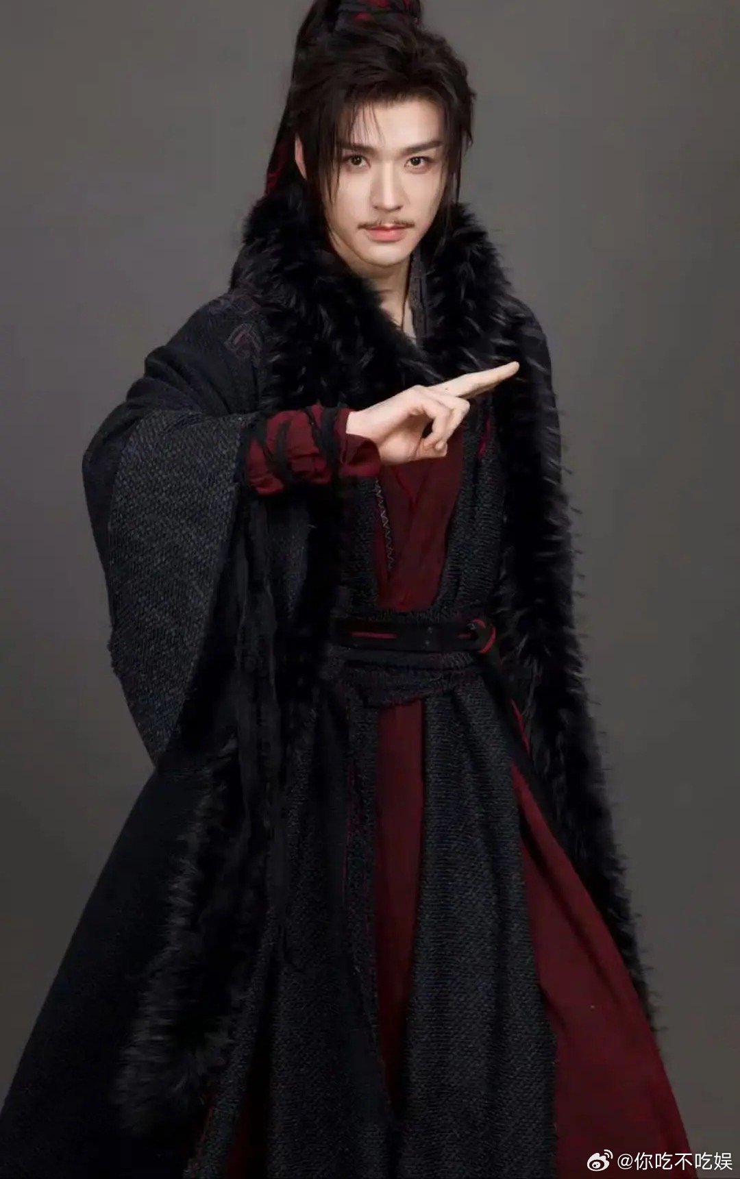 龚俊这个妆造让人看的真的有一点一言难尽了。 