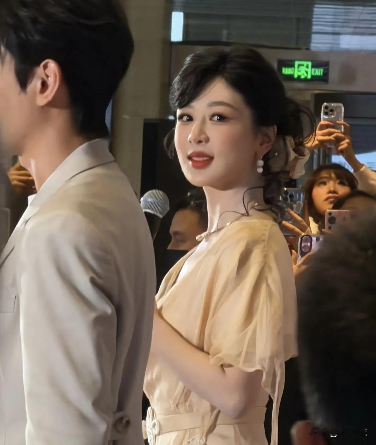 杨紫线上看就是很清秀的长相，身材也不瘦，而线下看杨紫她的身材非常纤细。

第一感