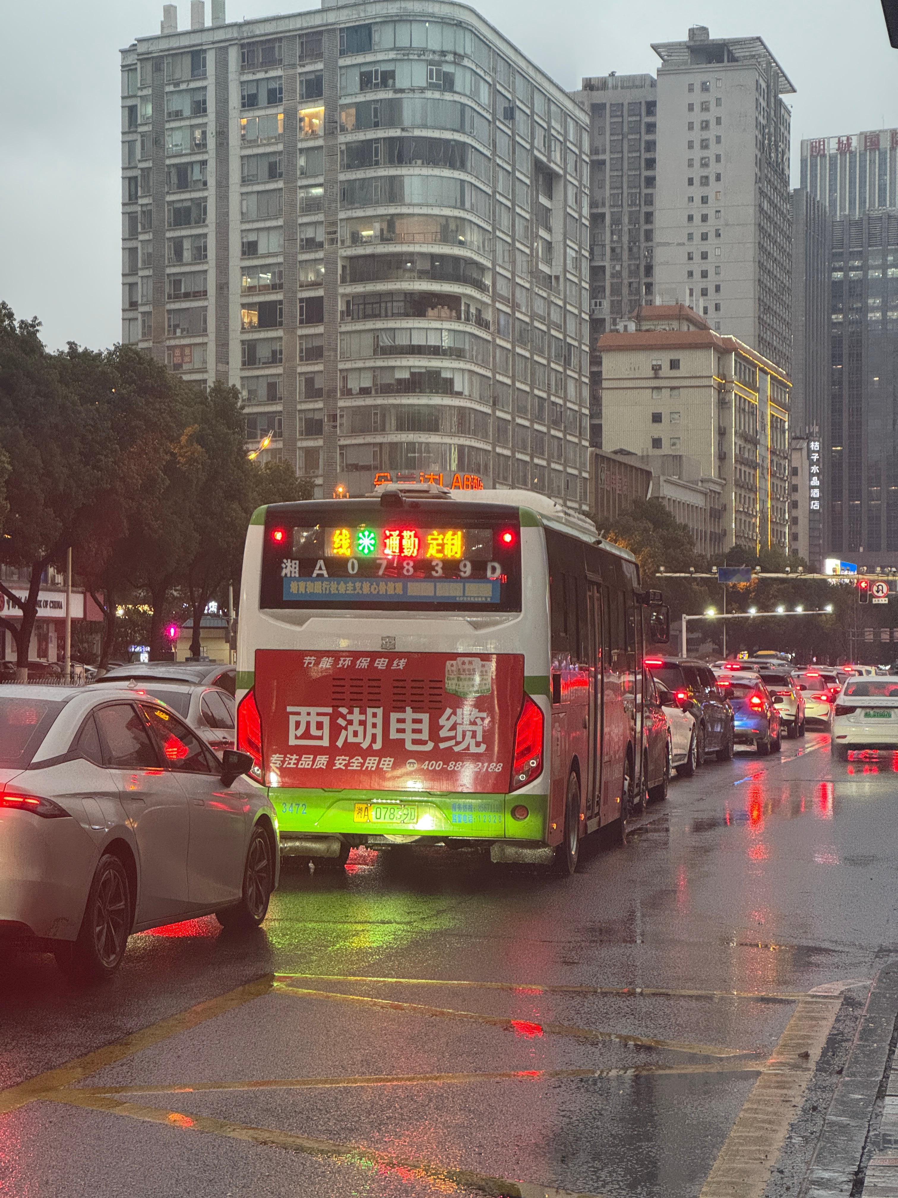 哪个公司这么有实力，包了辆公交车给员工通勤