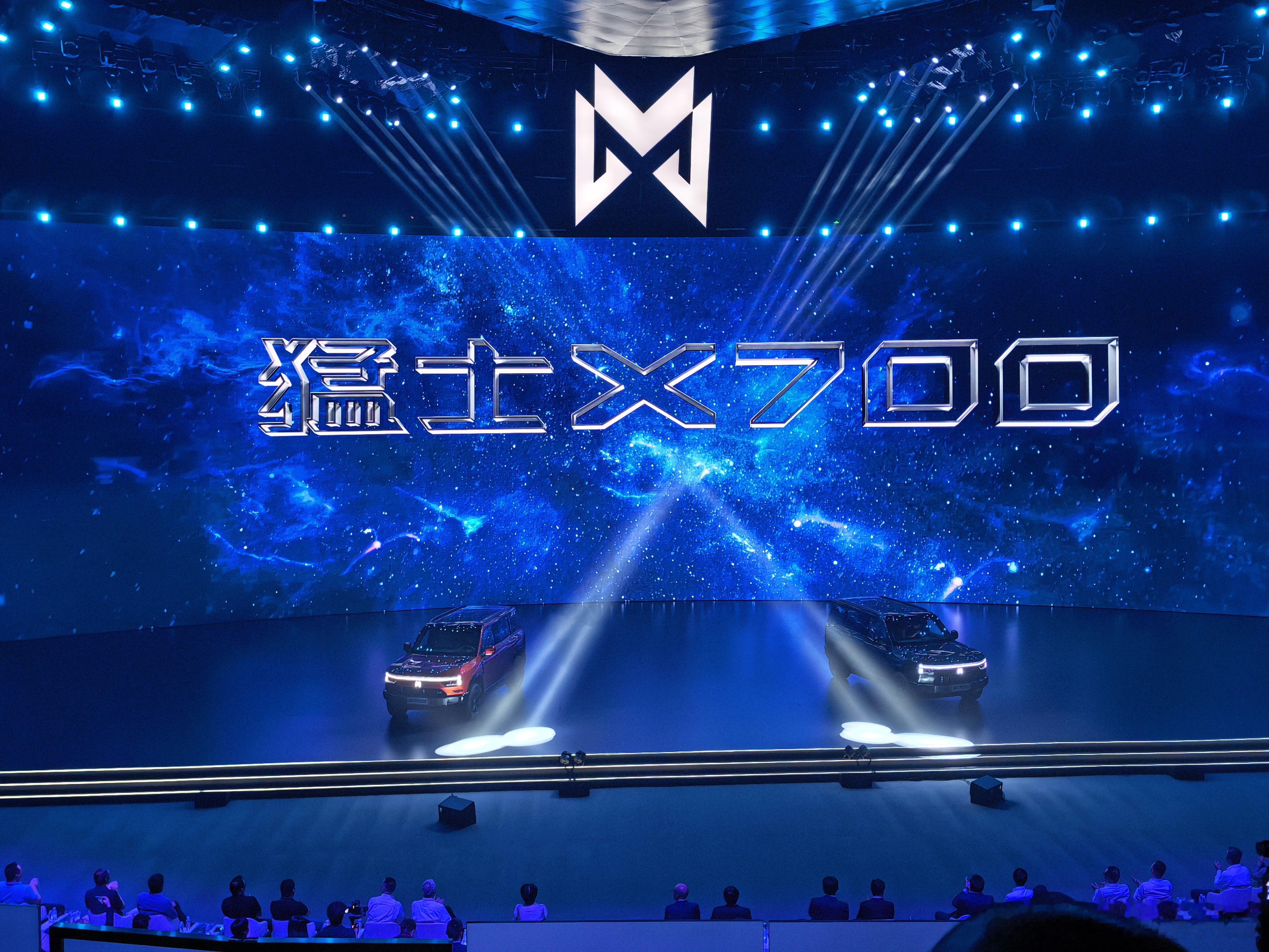 猛士X700还是厚道双腔空悬+磁流变减震，同时给你配上了。虽然没开火，但可以断定