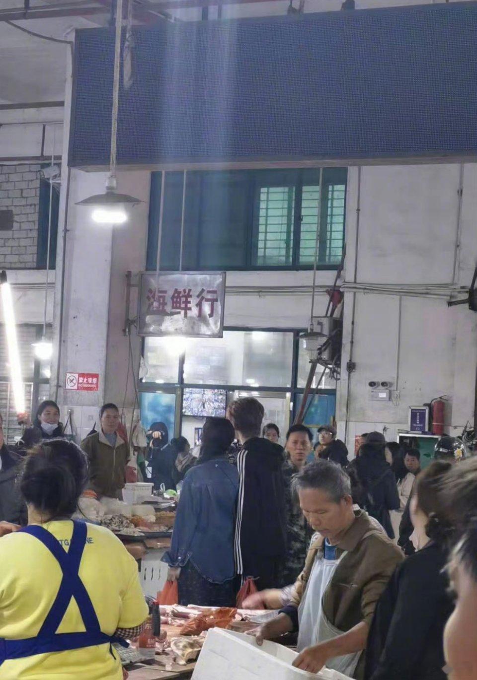 王鹤棣白鹿买菜路透 王鹤棣白鹿亲爱的客栈买菜路透 亲爱的客栈 甜度超标！王鹤棣白