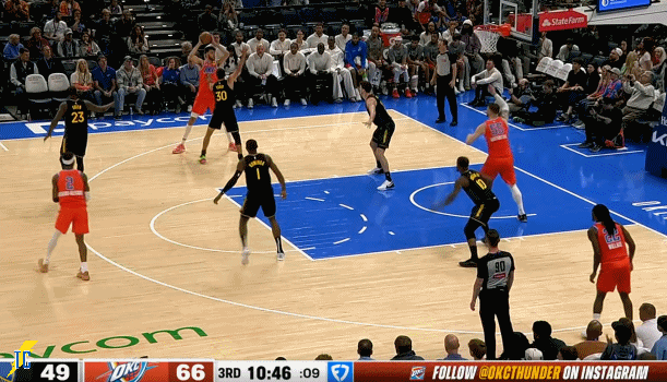 原地起飞！切特与哈腾打成双塔连线，随后哈腾又是高位发牌找到空切的米切尔轻松上篮得