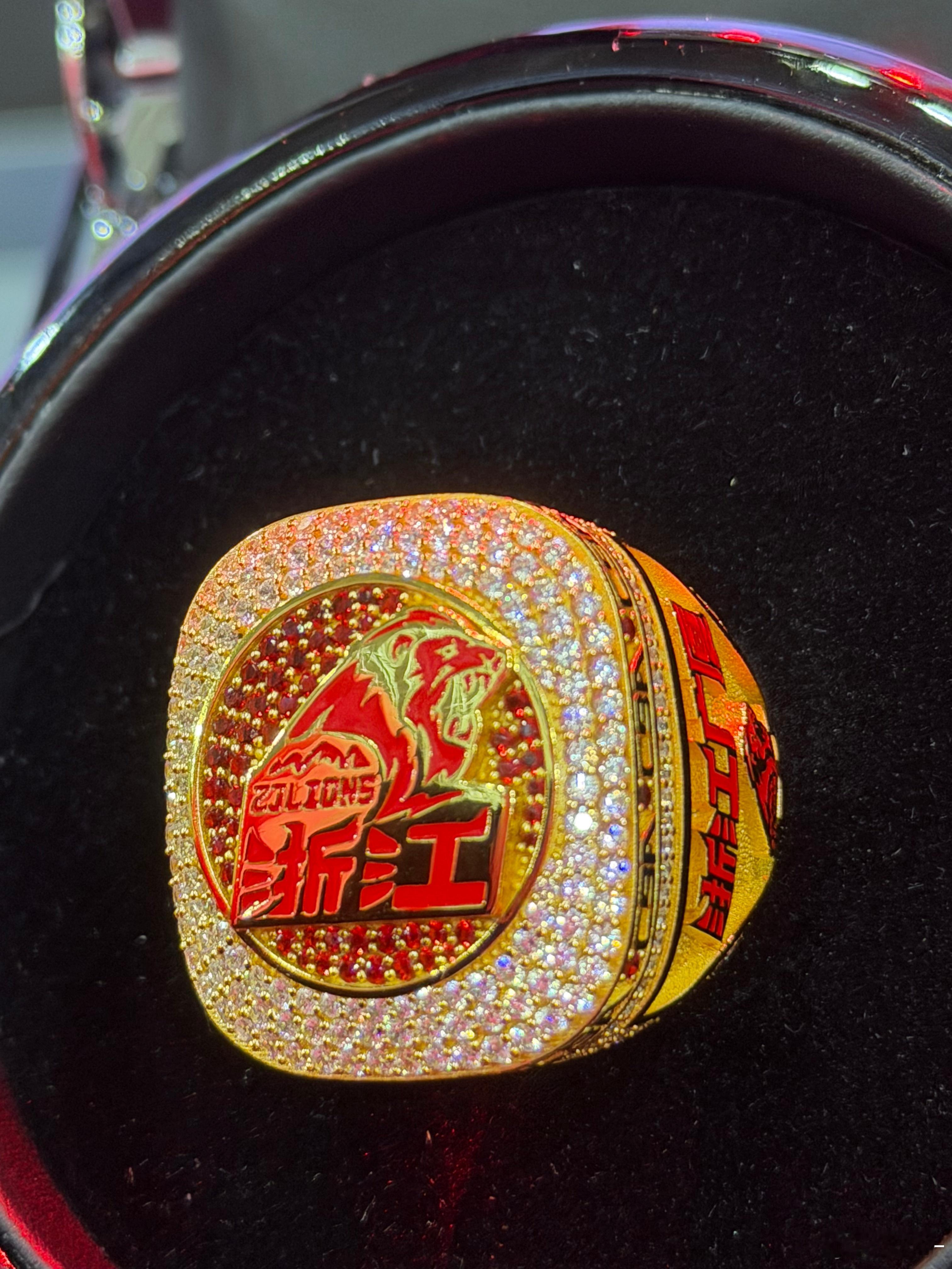 广厦今年的CBA总冠军戒指亮相！太闪了～～cba浙江广厦