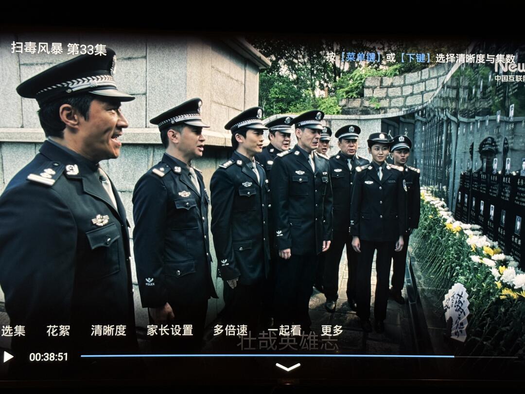 这个女警真的不是黑警吗…… 笑的那么开心[汗颜R]