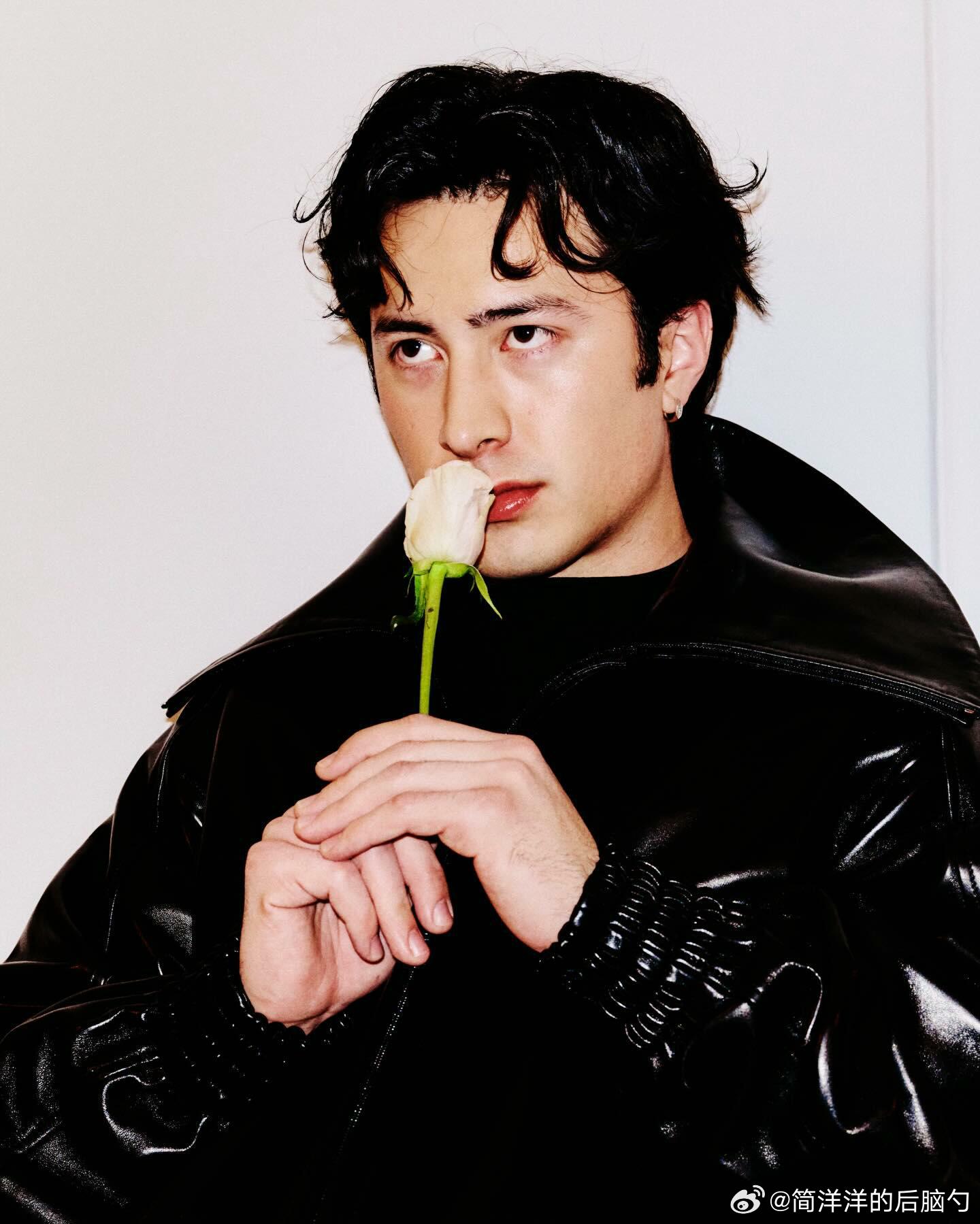 一组《巅峰对决》Hudson登上巴黎时装周的宣传写真 春节档马上有戏