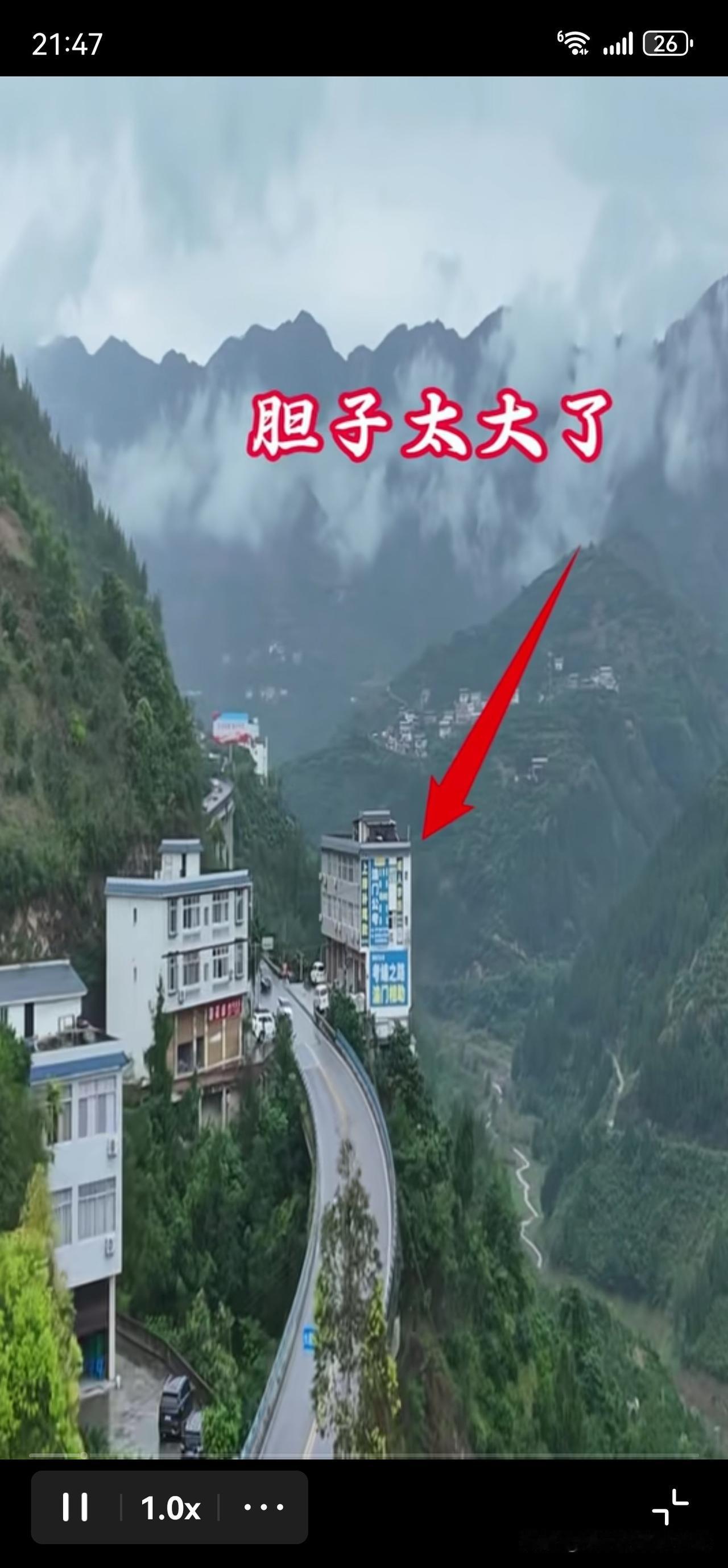 悬崖边的网红楼房，看得心惊肉跳，你敢住吗？
     重庆奉节长江边，一栋窄楼硬