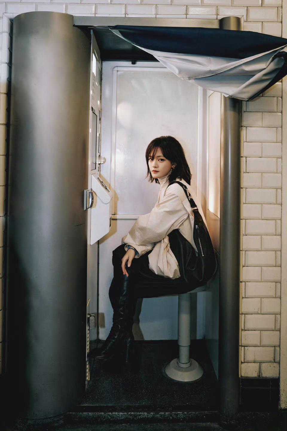 文淇在地铁站的一组新写真，美的好凌厉