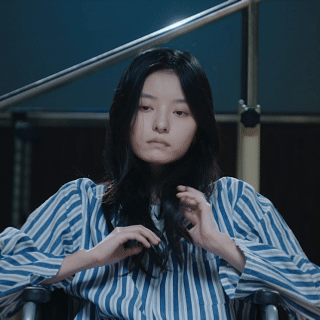 孙美林怎么又癫又破碎的家人们谁能扛住！孙美林演情绪崩溃戏时，先是攥着头发狂笑到青