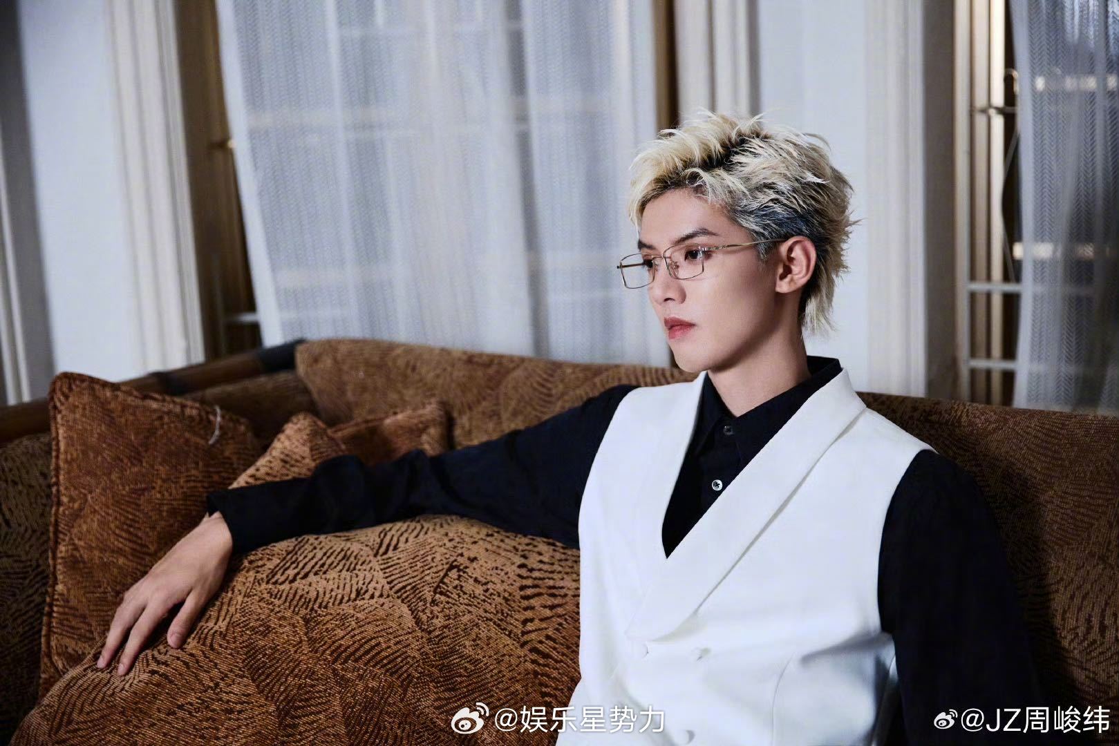 谁懂周峻纬拉小提琴这一下 周峻纬vlog也是让我等到了～爱豆妆也太权威了！怎么会
