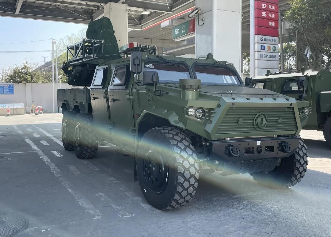 HQ-13 近程防空导弹系统现在越来越常见了（参见图1~2），看来对无人机、滑翔