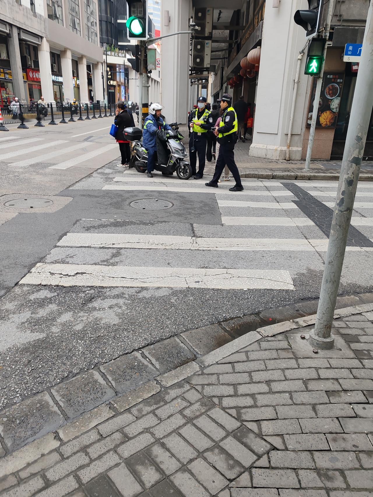 今天上午九点半，黄浦区金陵东路广西南路专向查处电动自行车大转弯未打方向灯行为。至