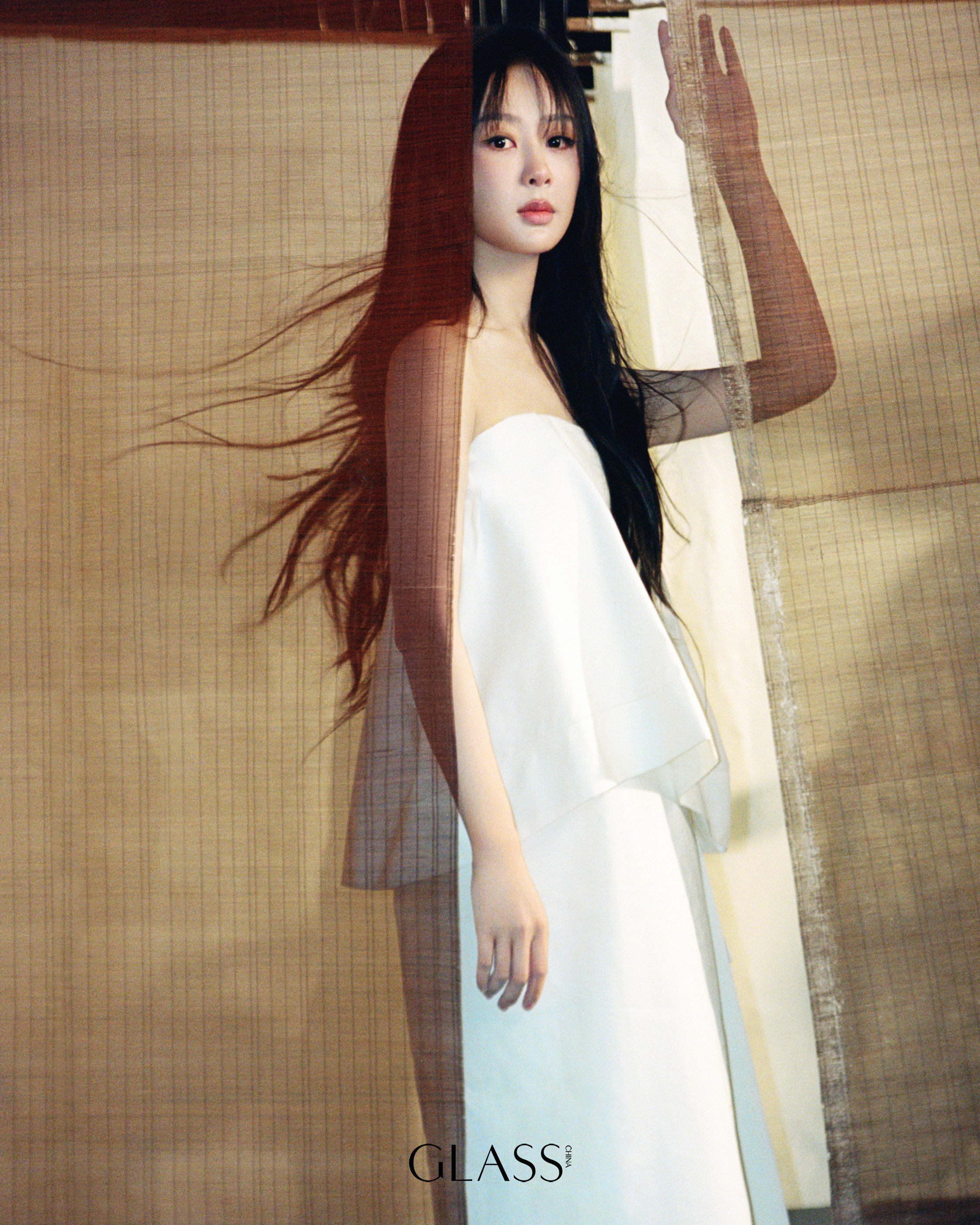 杨紫登上 GLASS 中文版开年一 & 二月合刊双封面 ！以中国四大发明之一造纸