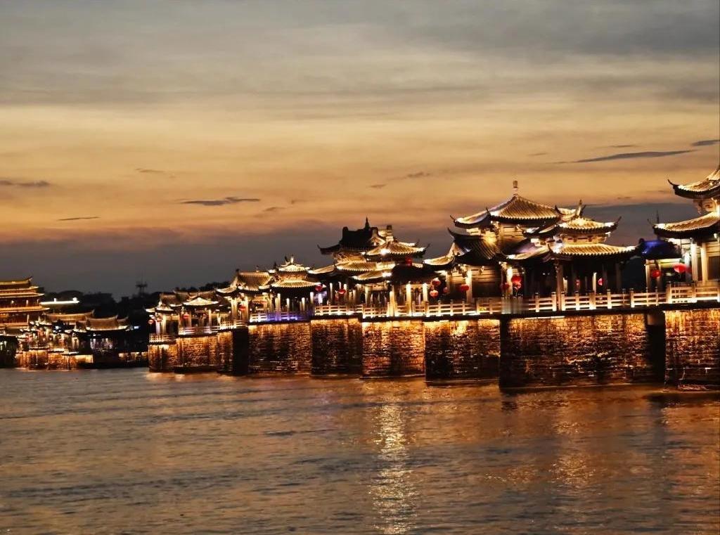 潮州给我的印象，那就是一座被美食和古韵包围的宝藏城市。
走在潮州的街头巷尾，到处