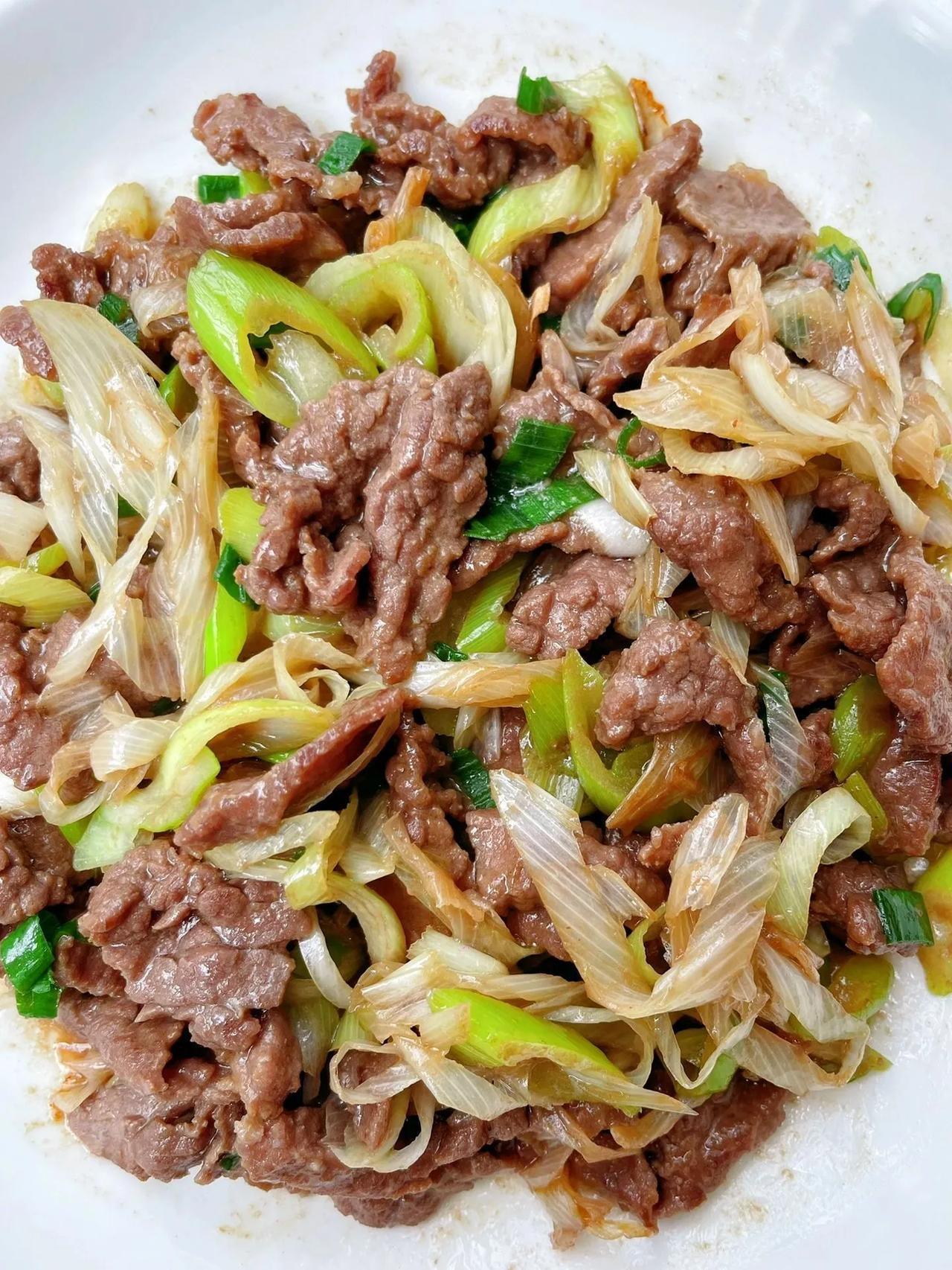 求你们了，冲这道葱爆牛肉，真的巨好吃

我要夸爆这道葱爆牛肉，嫩滑多汁超下饭，大