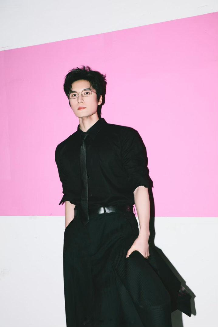 刘海宽跪完刘晓庆这边又跪上了刘海宽真的听劝 谁能想到，综艺里的下跪名场面只是预告