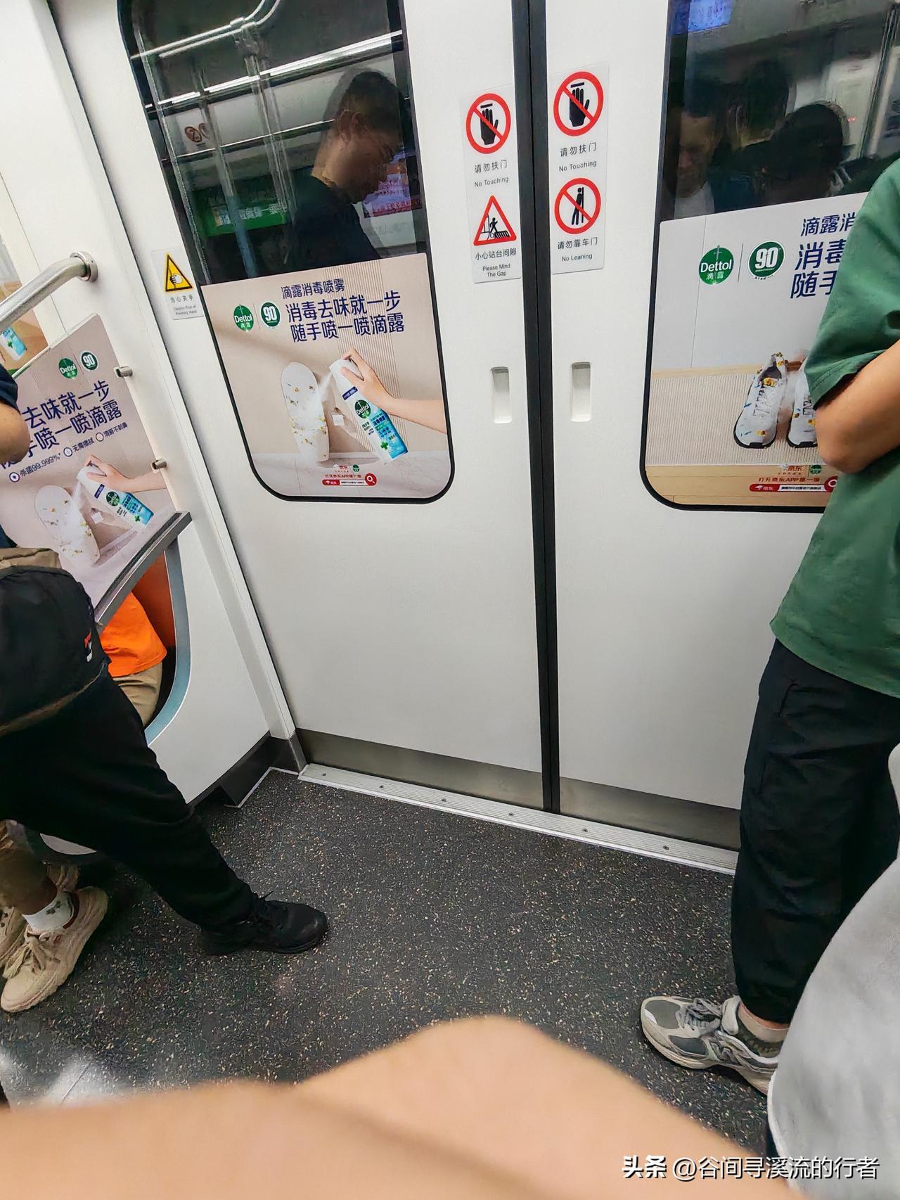 地铁里遇到的两种尴尬，让我一路都没缓过来。

今天坐地铁，运气不错，上去就有座。