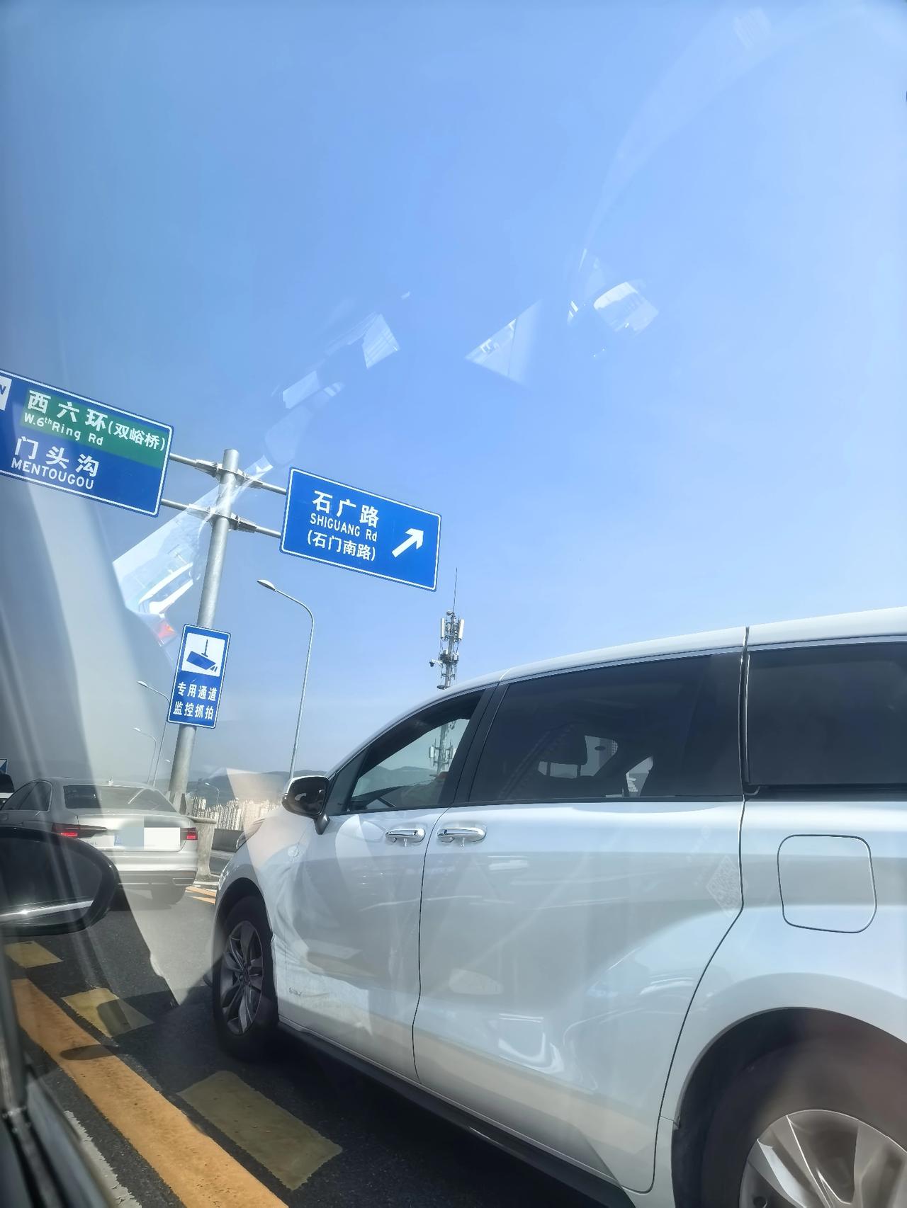 5.1北京这个堵车啊，这么说吧5公里走了快一小时，走一步停三停，人在车里晃三晃，