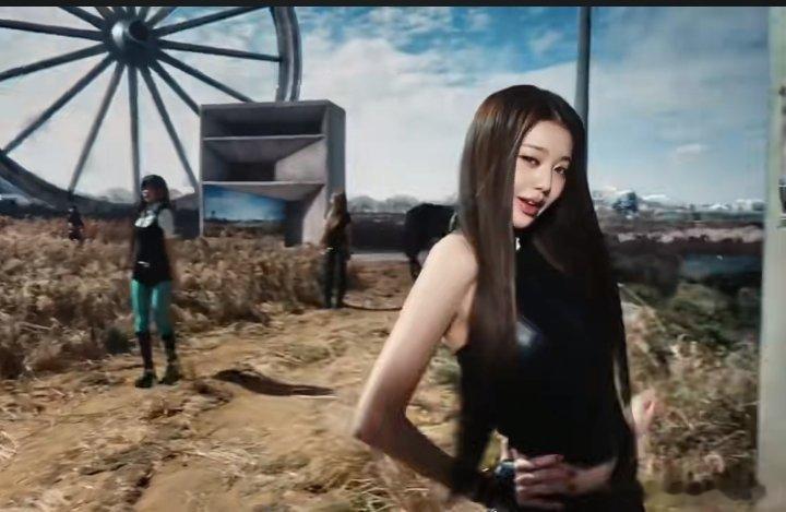 张元英 镜头0.5秒切换3个机位还帧帧完美，这镜头驯化能力绝了！生图当官方宣传照