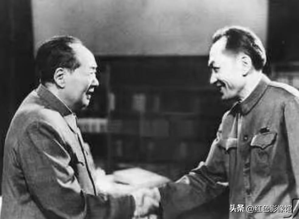 这张珍贵历史照片，记录毛泽东与两弹元勋钱三强亲切握手。领袖高度关注原子能事业，科