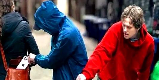 据说，欧洲的小偷居然达成了一种共识：中国人的钱包可以偷，但中国人的手机绝对不能碰