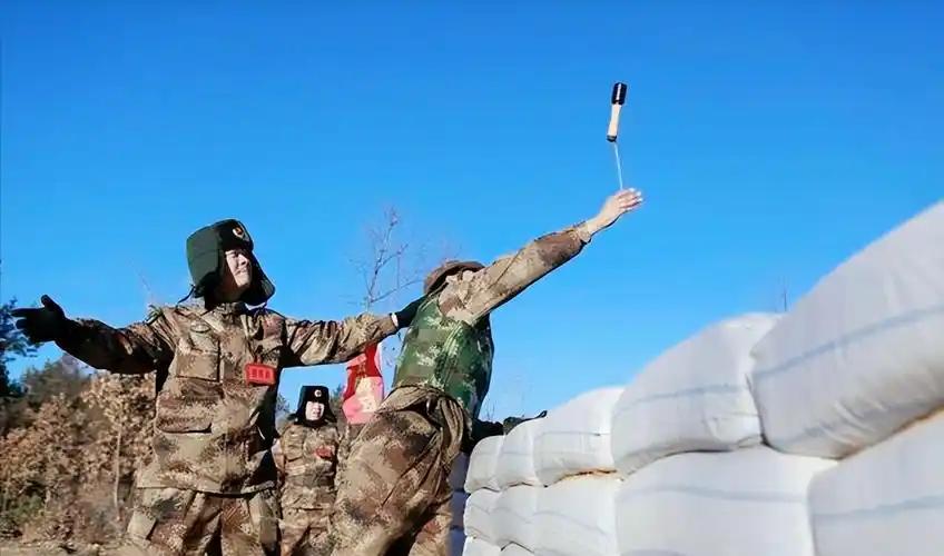 部队投手榴弹为什么非常重视投得远？因为绝大多数新兵投不出“安全区”！
很多人有个