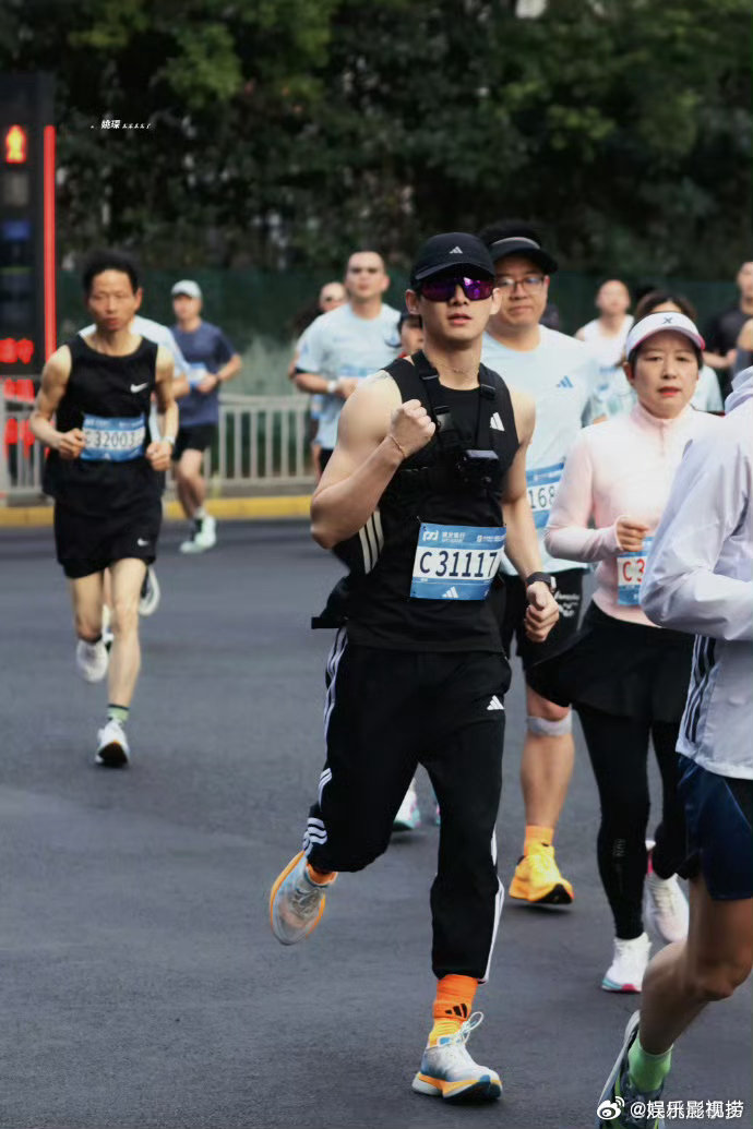 姚琛上海半马完赛 姚琛真的越来越全能，半马说跑就跑，21公里说拿下就拿下。舞台上