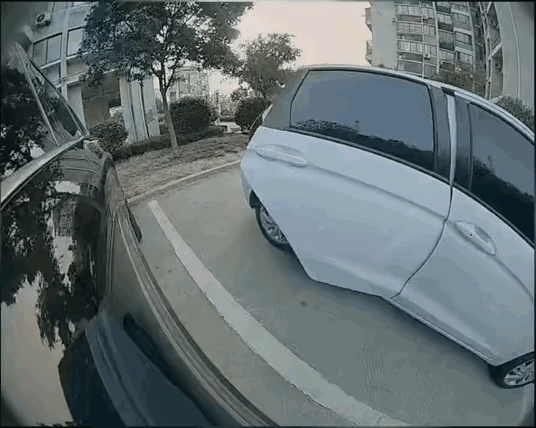 心中只有自己，开门才会如此。