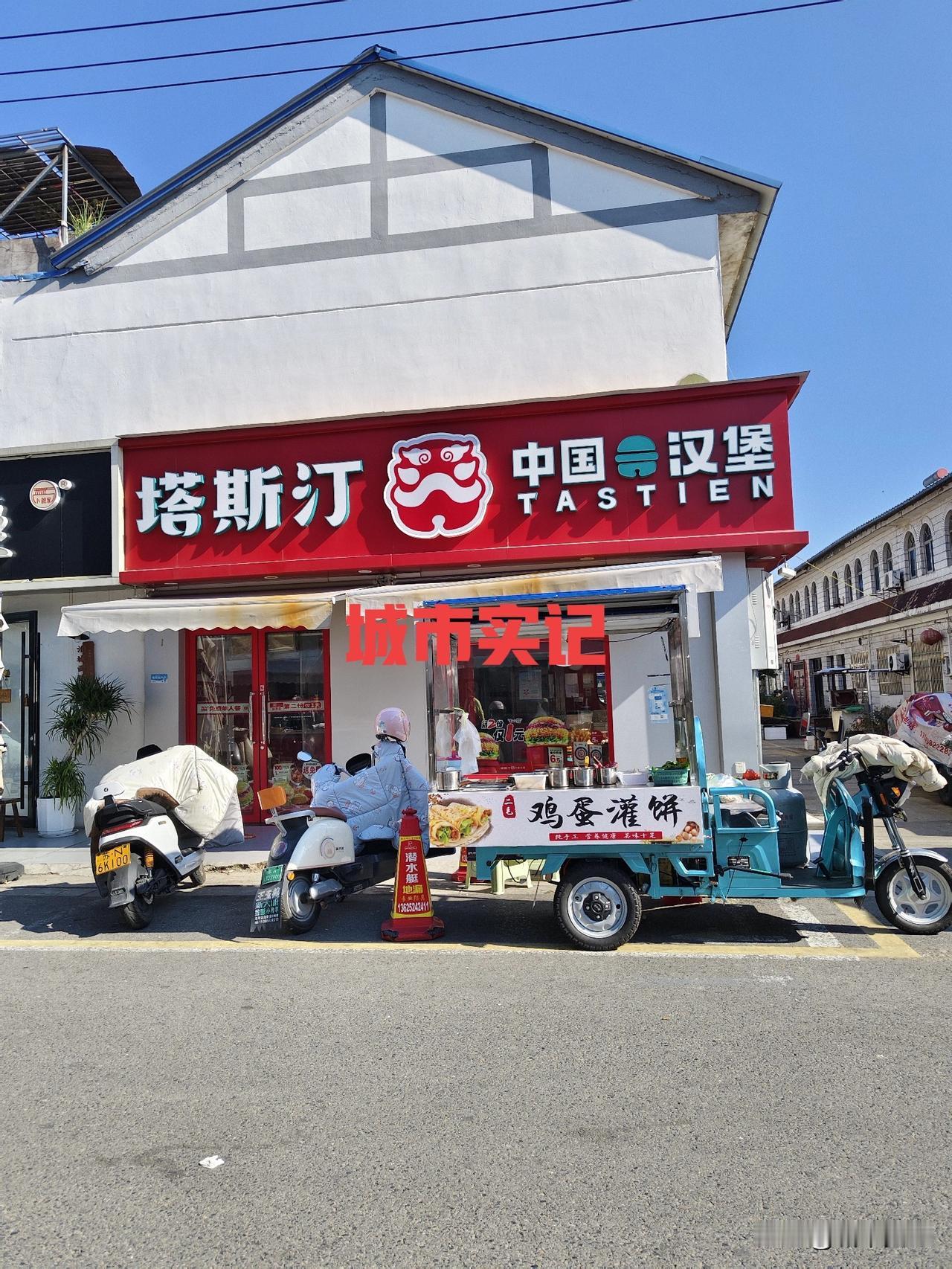 宿迁最有烟火气的一条街，府前市集，全是卖吃的，在宿迁相当少见，和临沂徐州比，烟火