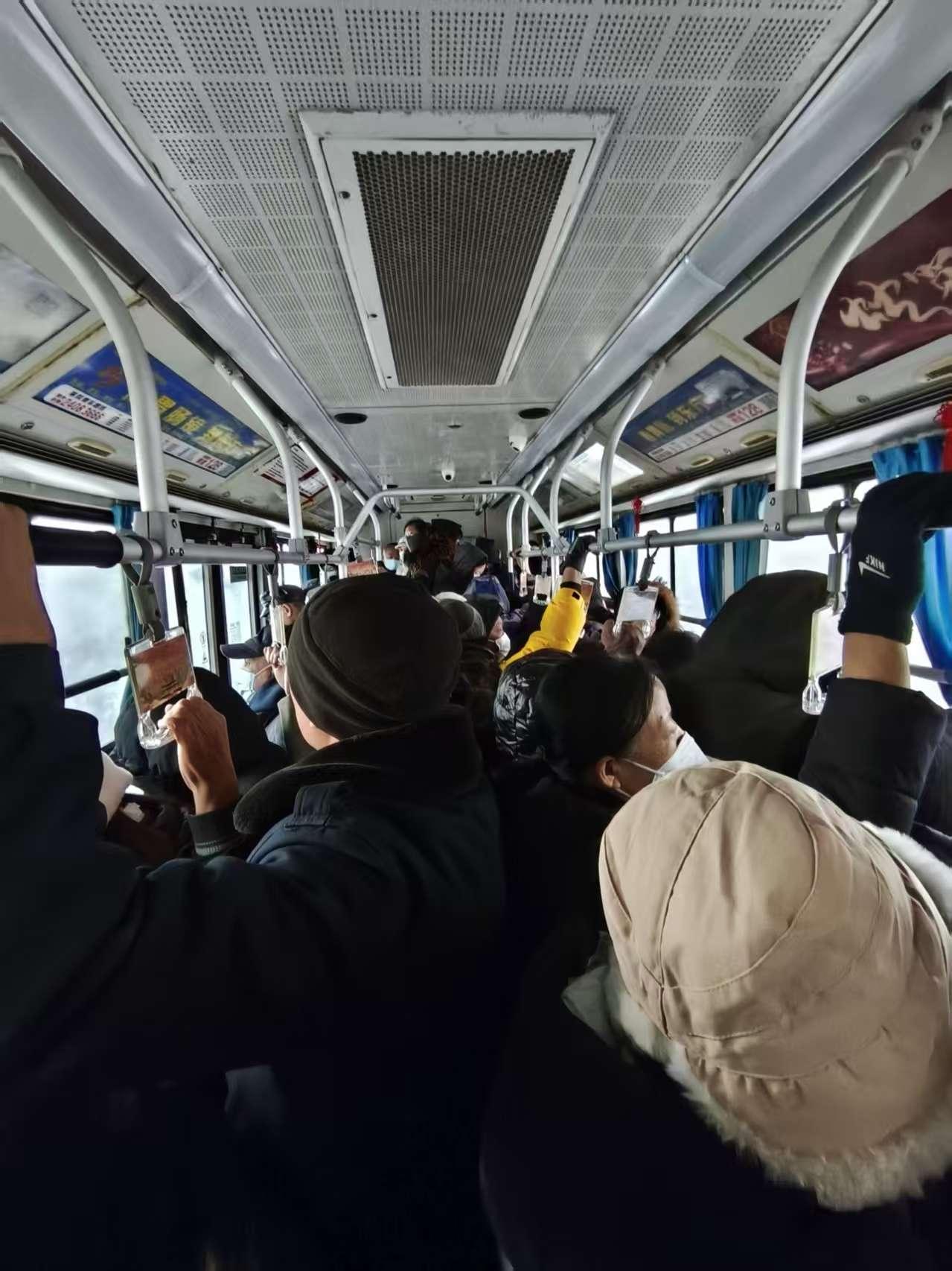 城市大力发展公交事业迫在眉睫！
12.26日我乘坐楼下137公交车，结果等半天反