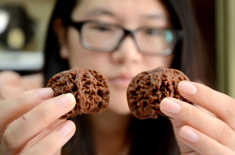 文玩圈水深，河北唐山这两位大哥就狠狠栽了跟头。一位花150块在旧货市场淘了对核桃