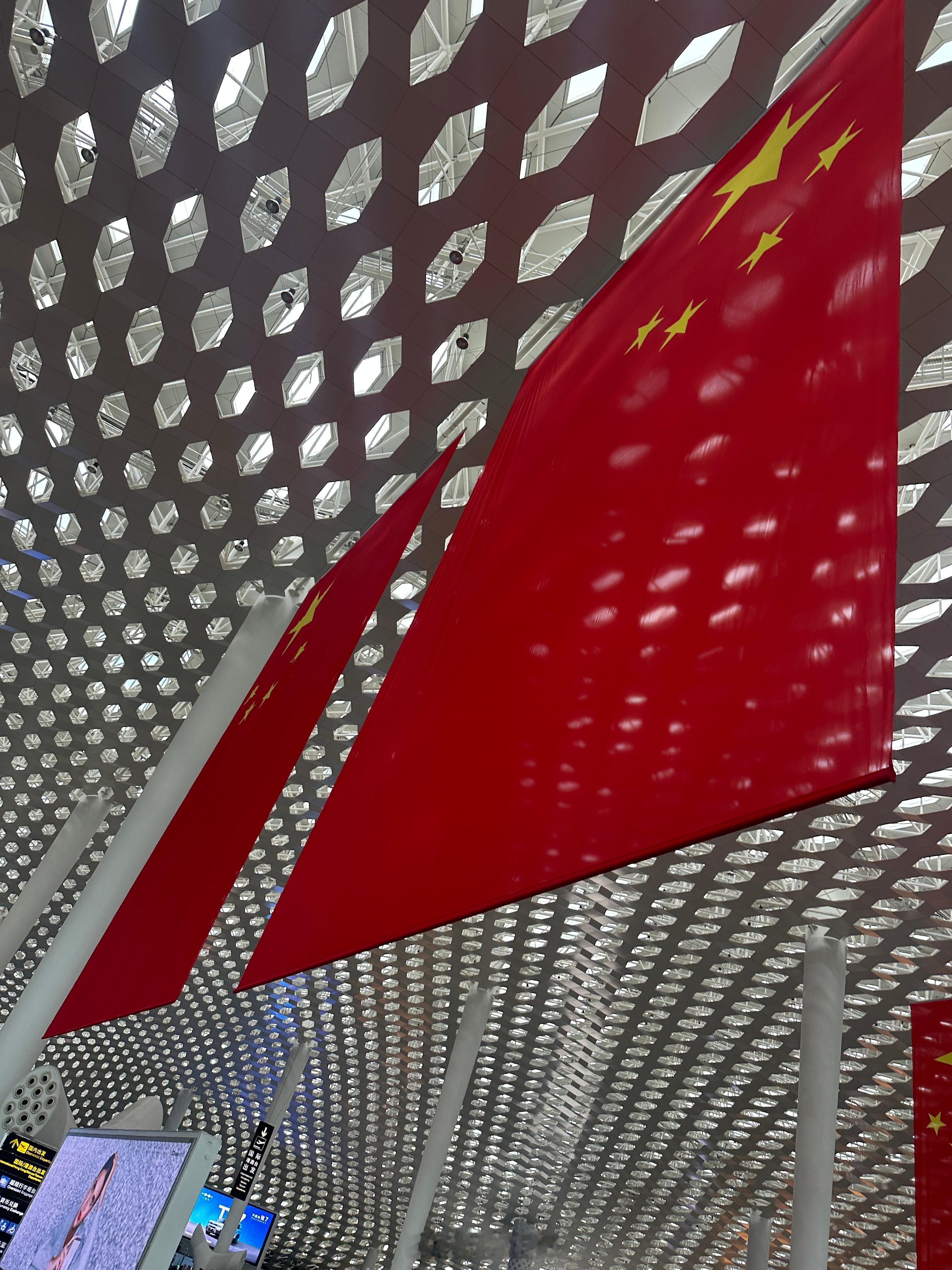 机场越来越多会遇到很急躁的旅客，并排过了安检，一定要一个箭步撞开你，挤到前面，行